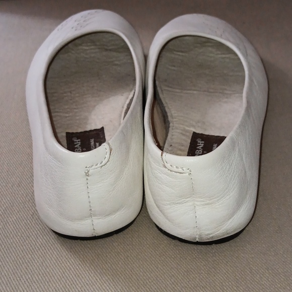 Manitobah Mukluks white leather ballet flat - Picture 3 of 9
